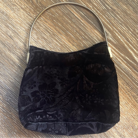 Vintage La Rue black velvet rose-patterned snap bag with metal handle - Picture 2 of 6